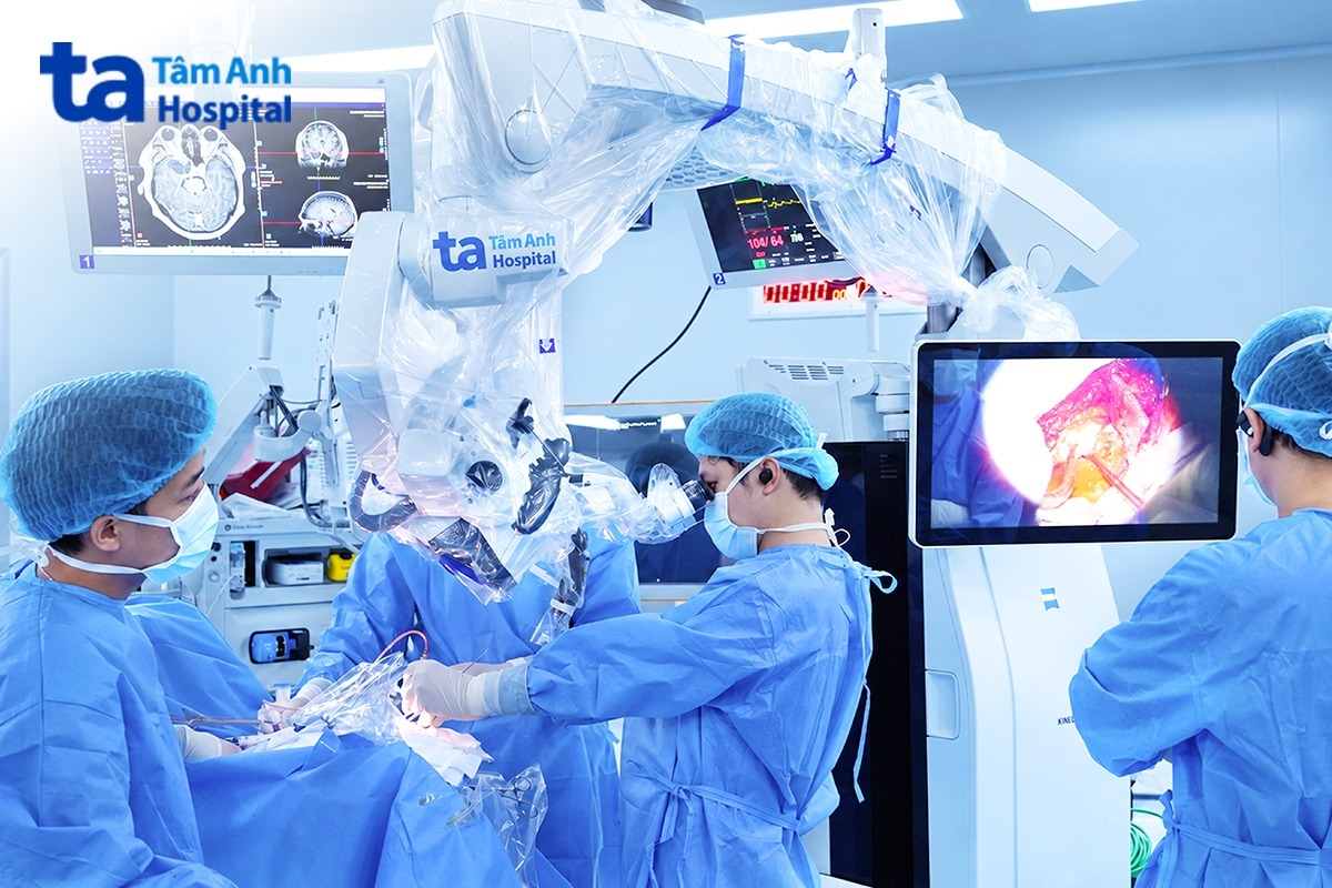 bác sĩ cắt u cho ông hậu dưới kính vi phẫu carl zeiss kinevo 900 tích hợp ai