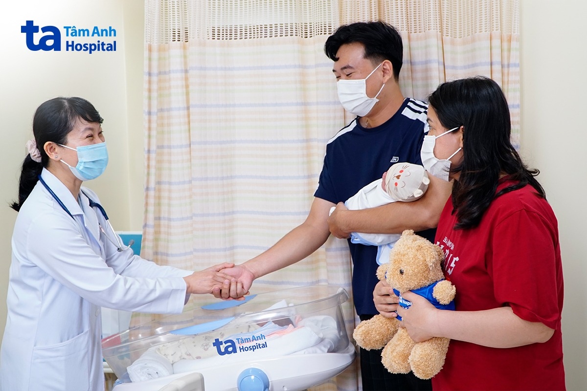 bác sĩ chia sẻ niềm vui với vợ chồng chị thảo