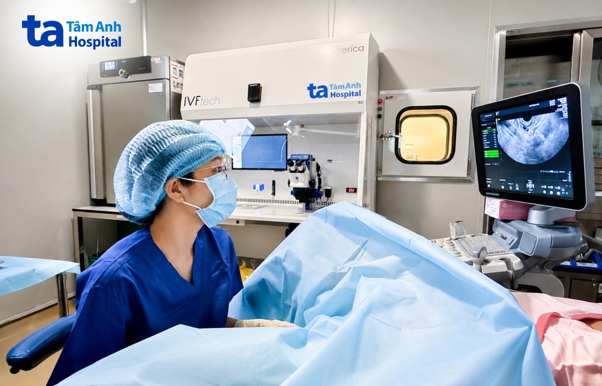 bác sĩ chọc hút trứng cho chị vi