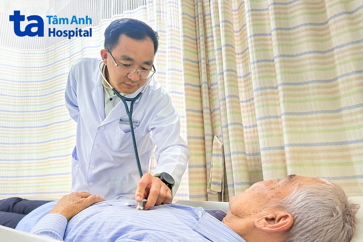 Bác sĩ CKI Đào Đức Cường theo dõi sát các chỉ số nhịp tim, huyết áp Bác sĩ CKI Đào Đức Cường theo dõi sát các chỉ số nhịp tim, huyết áp