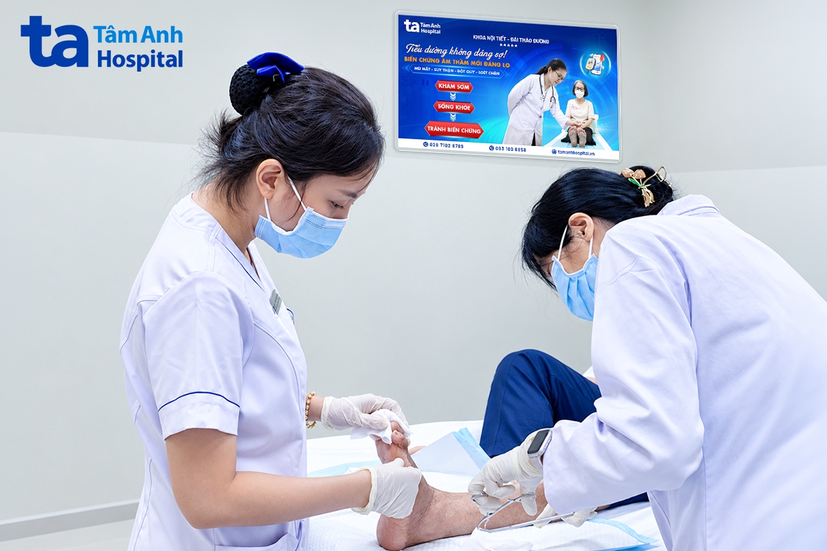 bác sĩ cki phạm thị thu hà (bên phải) xử lý vết thương cho ông tuyên