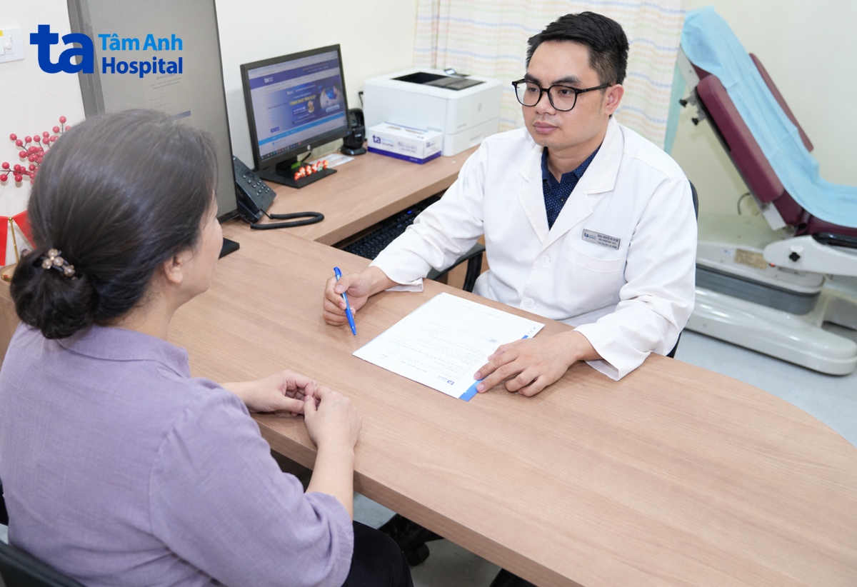 bác sĩ công tư vấn cho chị thu trong ngày tái khám