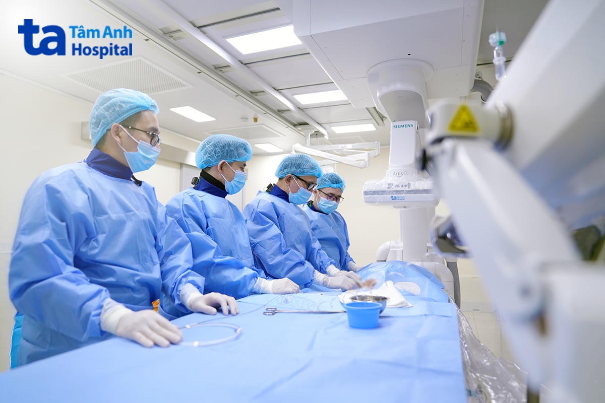 bác sĩ cùng ekip can thiệp lấy huyết khối và đặt stent mạch mão