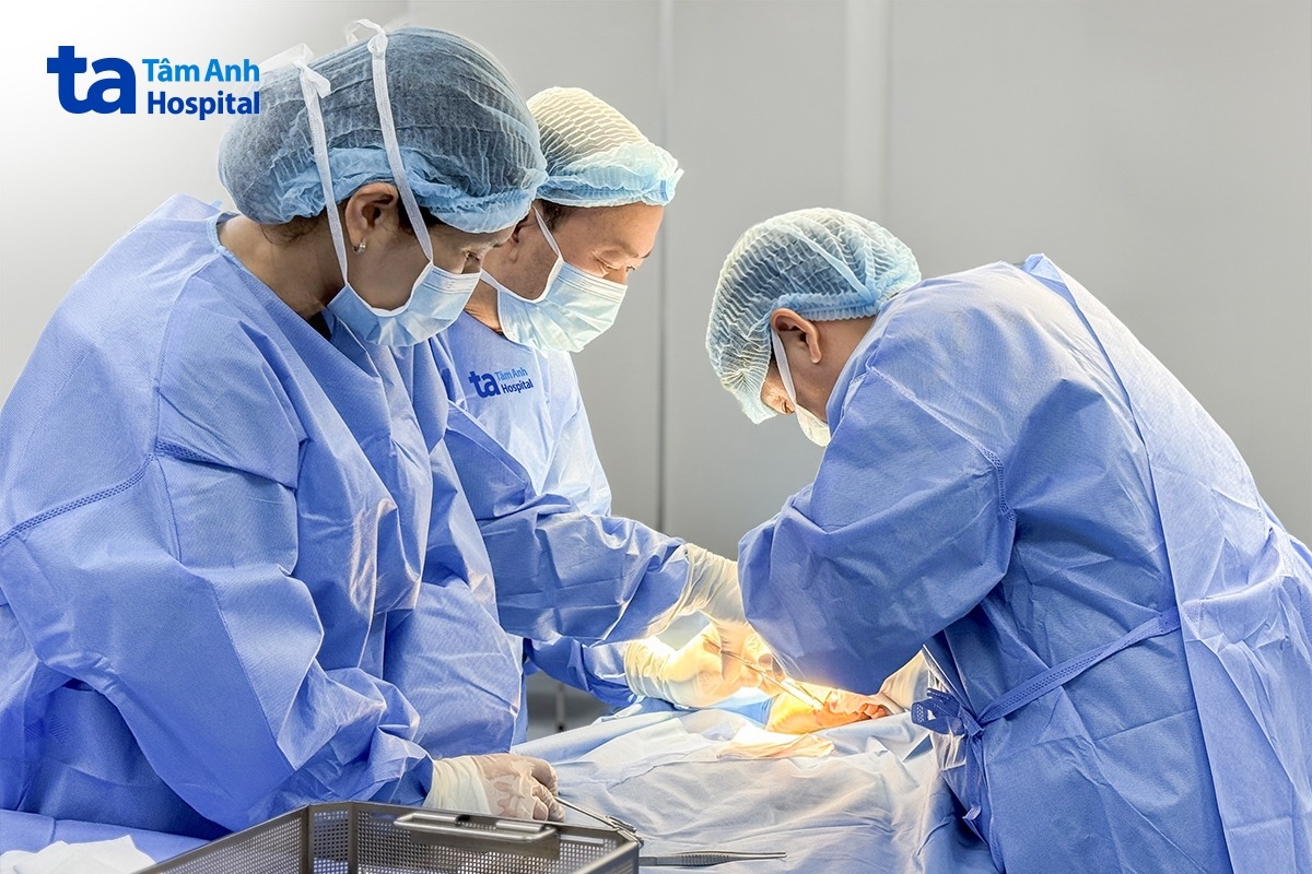 bác sĩ cùng êkíp khoa ngoại nhi phẫu thuật cho nam