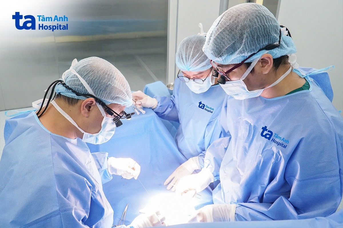bác sĩ cùng êkíp ngoại nhi phẫu thuật thoát vị bẹn cho bé mai