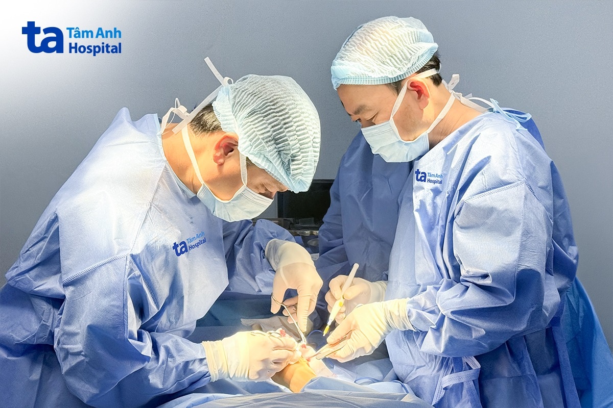 bác sĩ cùng êkíp phẫu thuật đóng vết thương lần hai