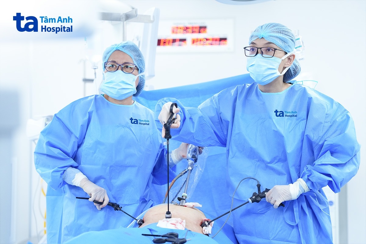 bác sĩ cùng êkíp phẫu thuật nội soi bóc u buồng trứng