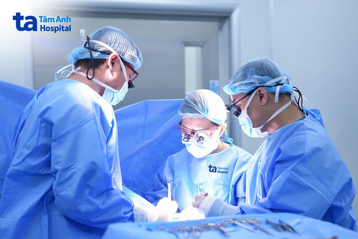 bác sĩ cùng êkíp phẫu thuậtcắt hạch nách và dính thắng lưỡi