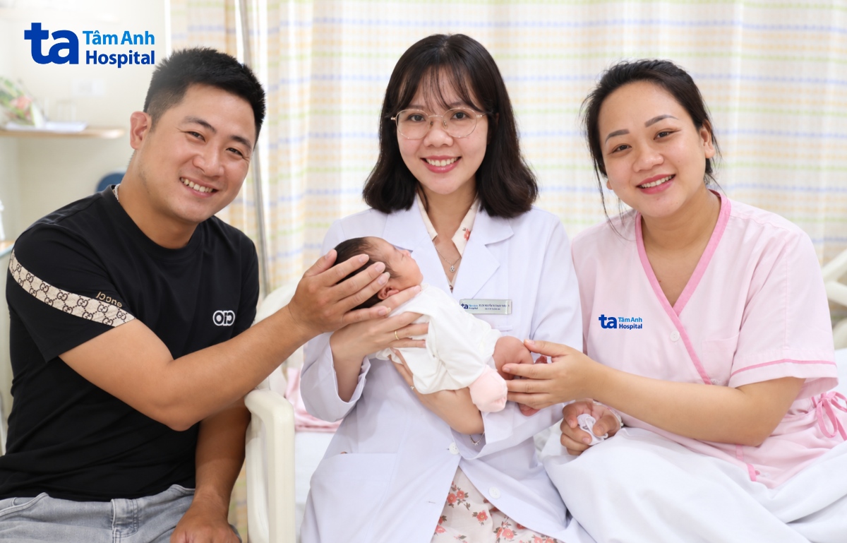 bác sĩ cùng vợ chồng chị thúy bên em bé mới sinh