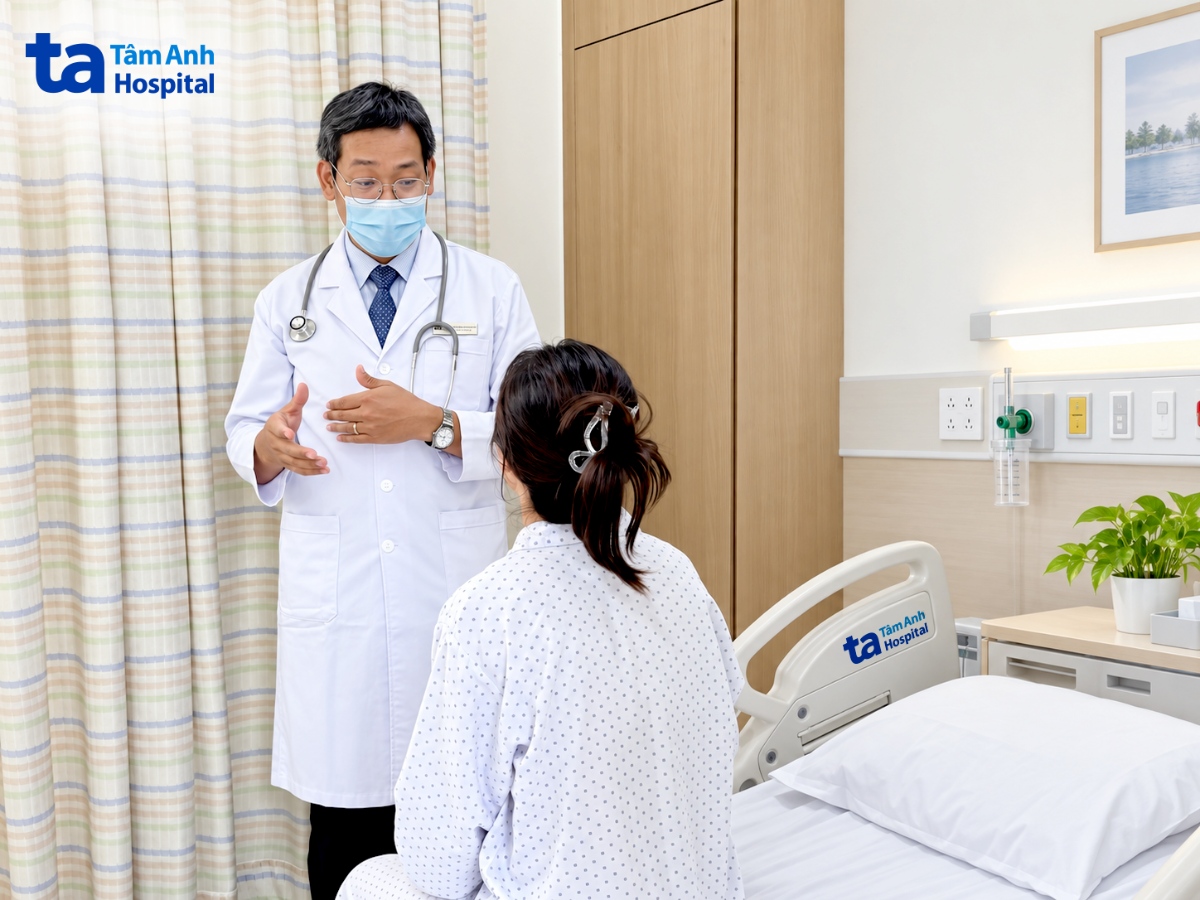 Bác sĩ dặn dò chị Thái trước khi xuất viện