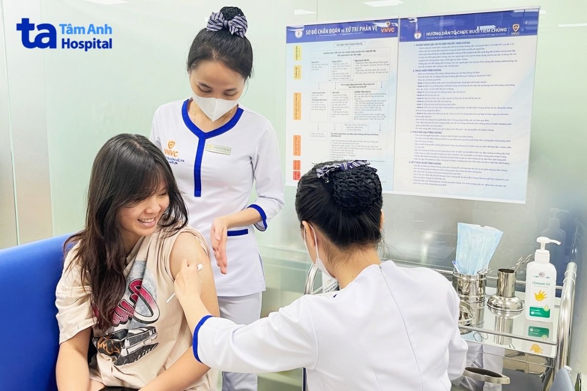 điều dưỡng chích vắc xin