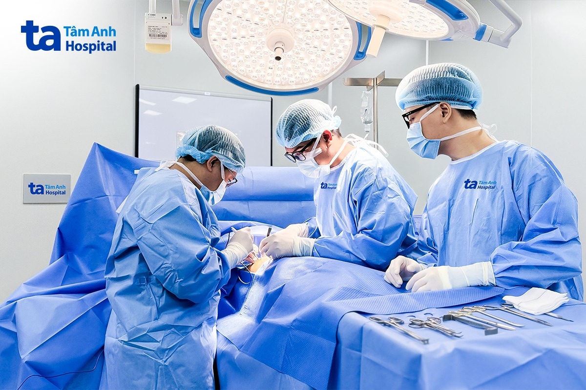 bác sĩ đang chọc hút tinh trùng từ mào tinh qua da