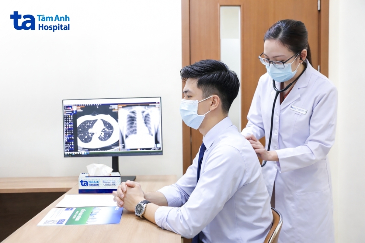 bác sĩ đang thăm khám cho người bệnh