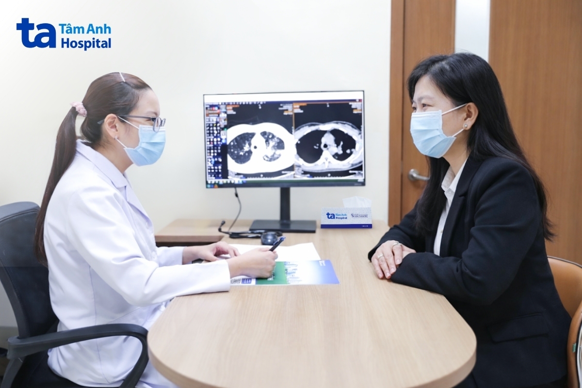 bác sĩ đang tư vấn cho người bệnh