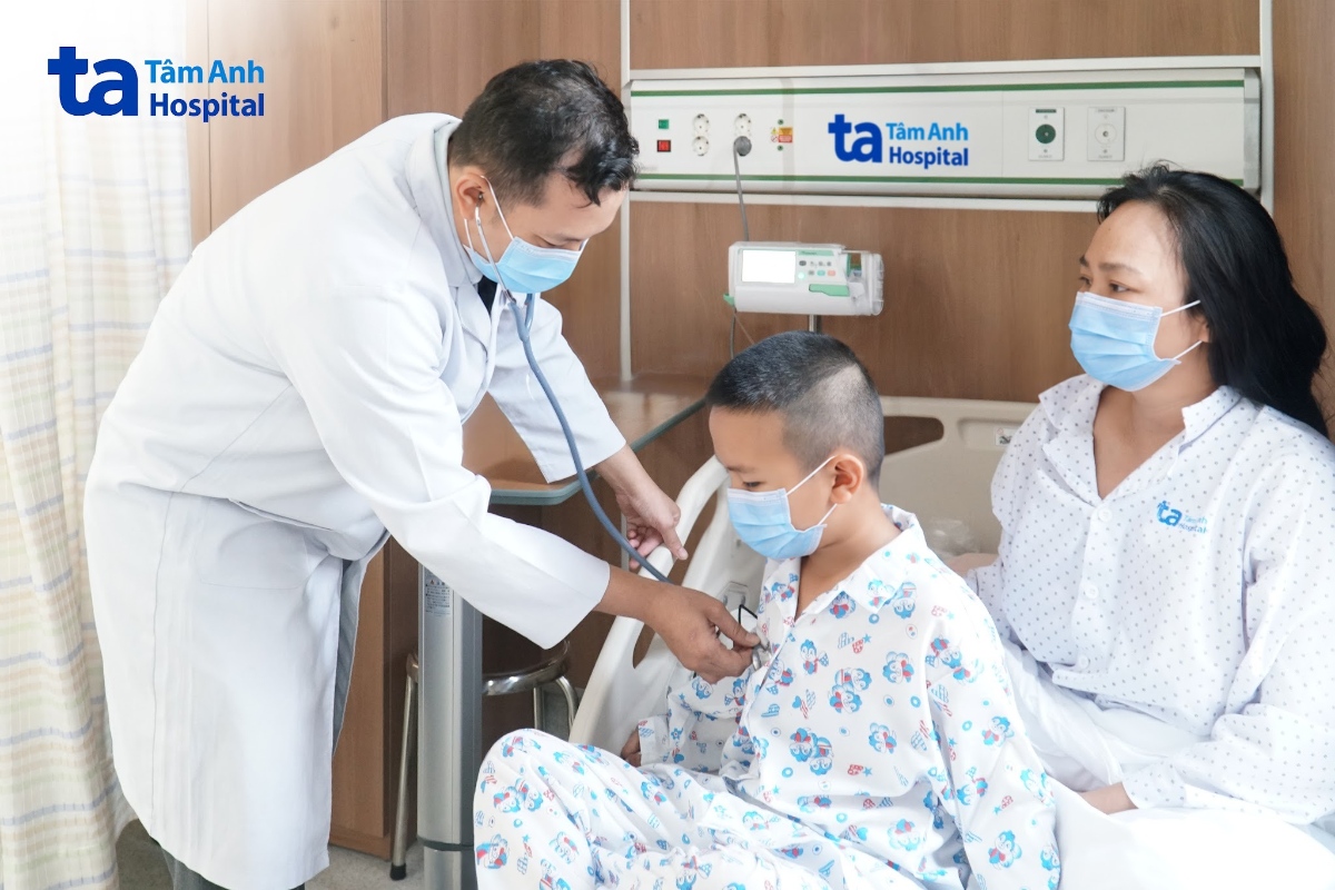 bác sĩ đạt kiểm tra sức khỏe cho huy trước khi xuất viện