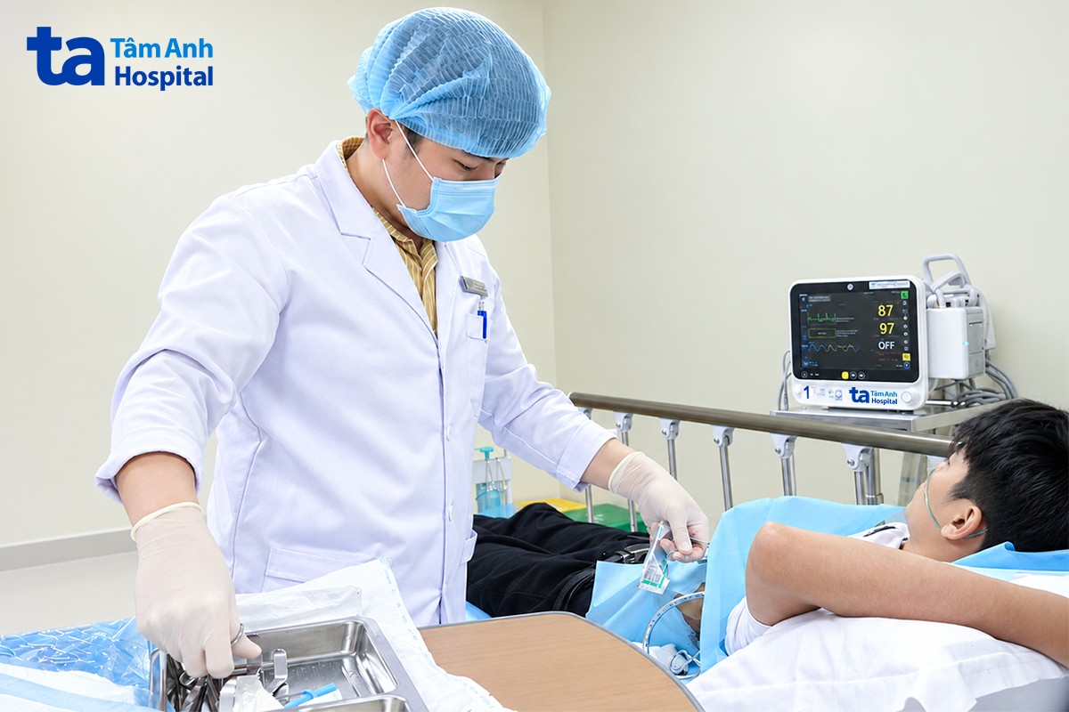 Bác sĩ đặt ống dẫn lưu khí màng phổi cho anh Khanh