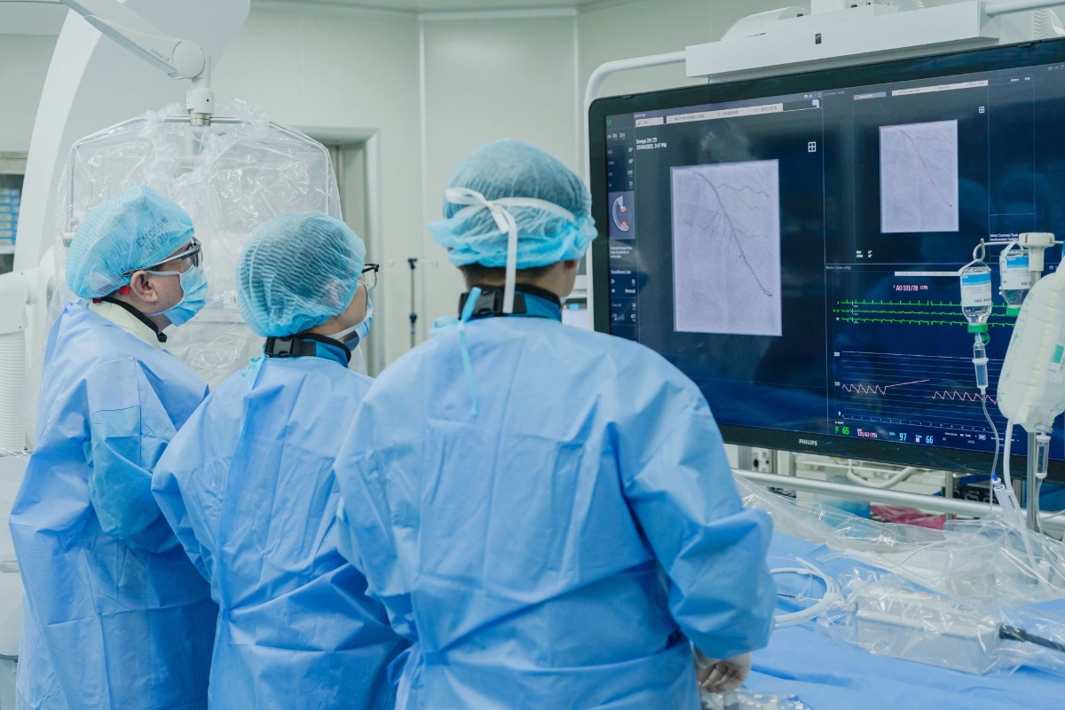 Bác sĩ đặt stent tái thông dòng máu nuôi tim cho bệnh nhân với sự hỗ trợ của kỹ thuật chụp cắt lớp kết quang nội mạch (OCT)