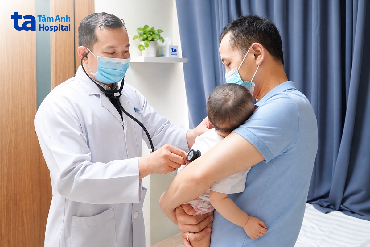 bác sĩ đạt thăm, khám sức khoẻ cho trẻ