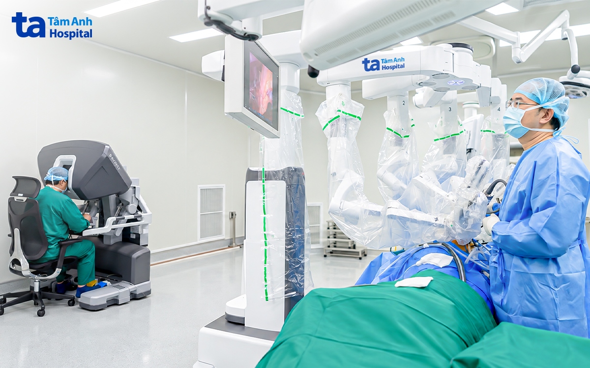 bác sĩ điều khiển cánh tay robot
