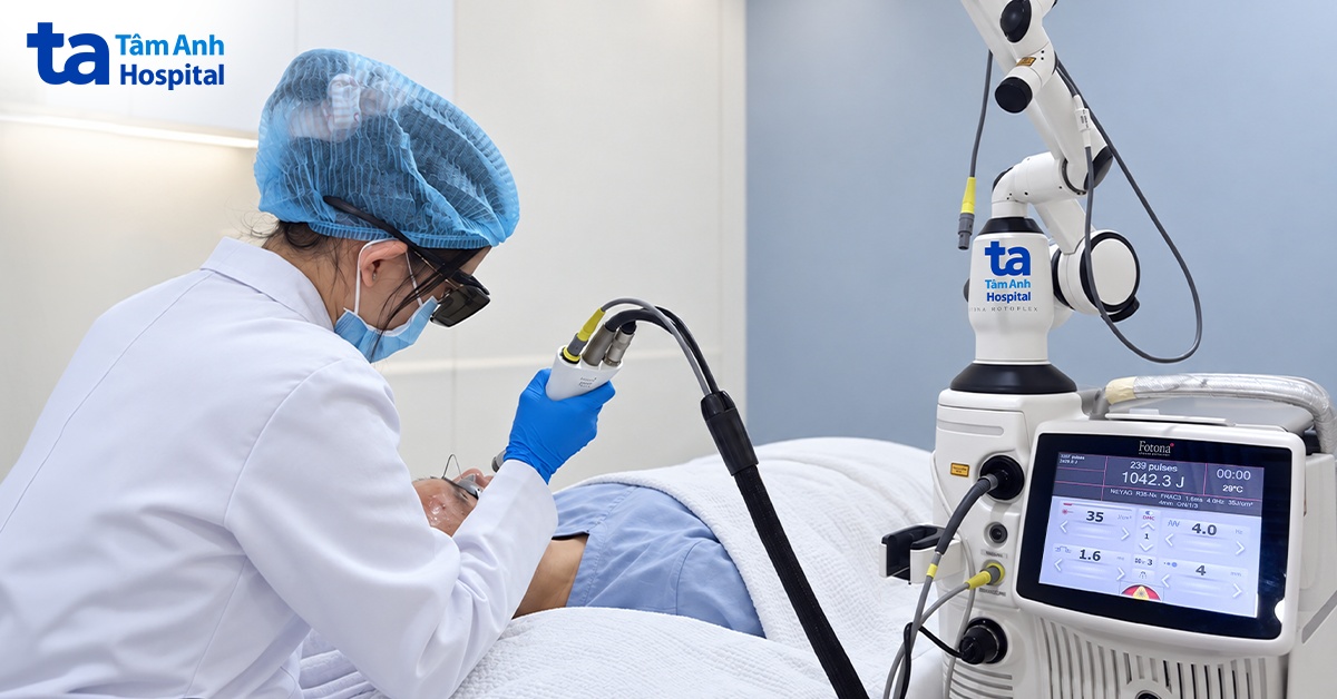 bác sĩ điều trị da cho nam sinh