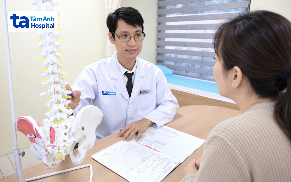 Bác sĩ Duận giải thích tình trạng đĩa đệm cho người nhà của Nam.