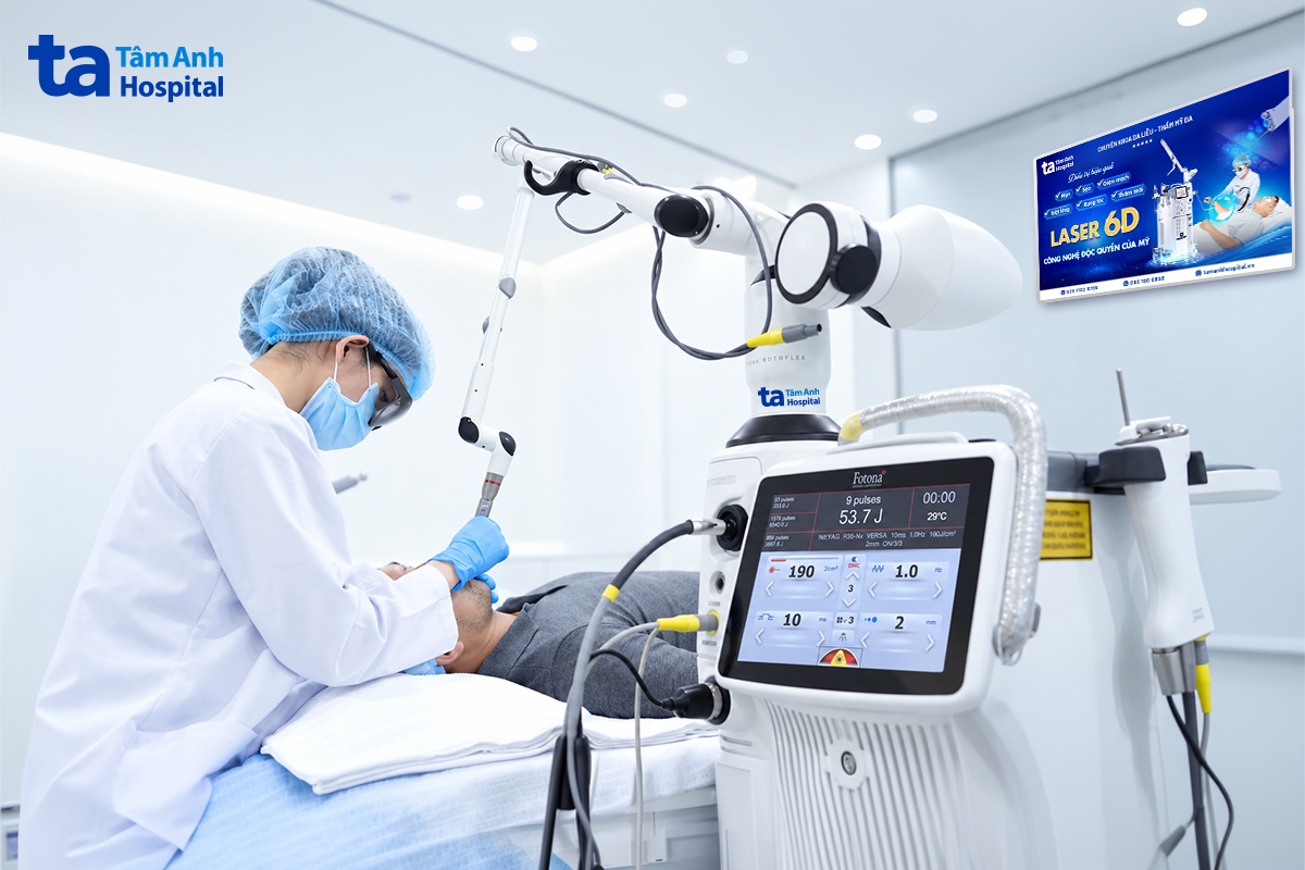 bác sĩ dùng laser er yag điều trị môi thâm