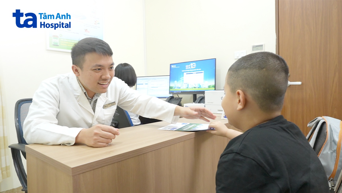 bác sĩ dương đang khám cho bé đăng
