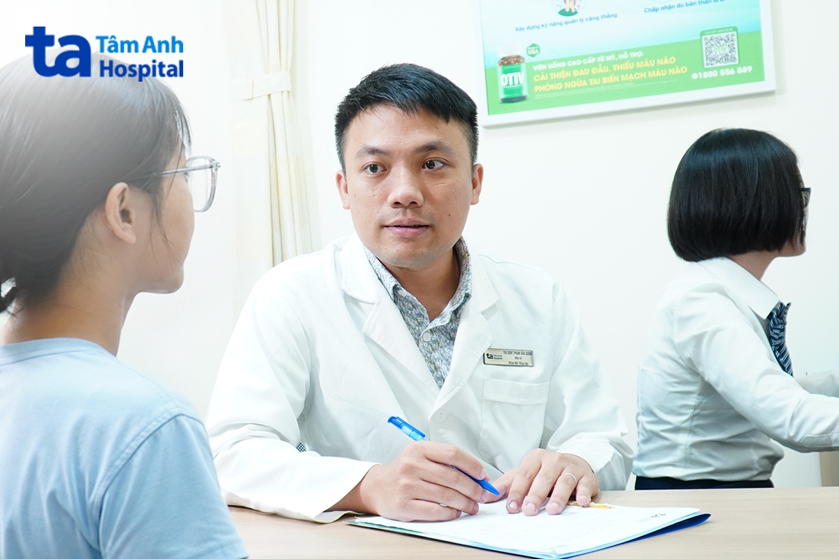 bác sĩ dương hỏi chuyện và tư vấn cho hà