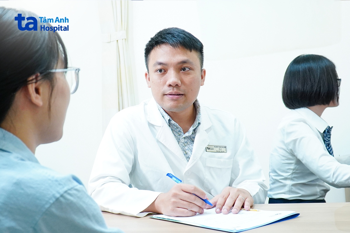 bác sĩ dương tư vấn tâm lý cho chị lan