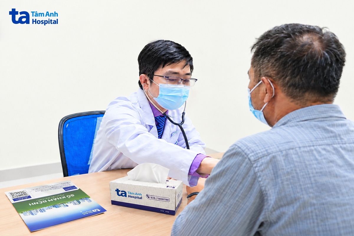 Bác sĩ Duy thăm khám cho người bệnh khi đi khám sức khỏe tổng quát