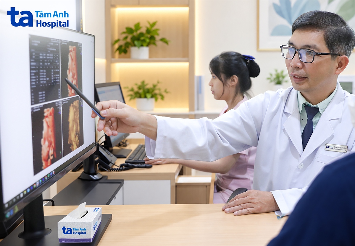 bác sĩ giải thích nguy cơ khi mang thai ở tuổi 50