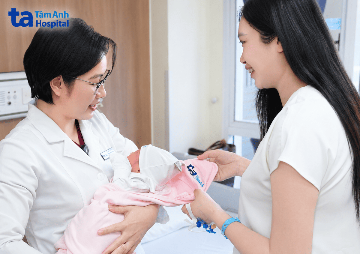bác sĩ hạnh bế con gái mới sinh của chị hằng