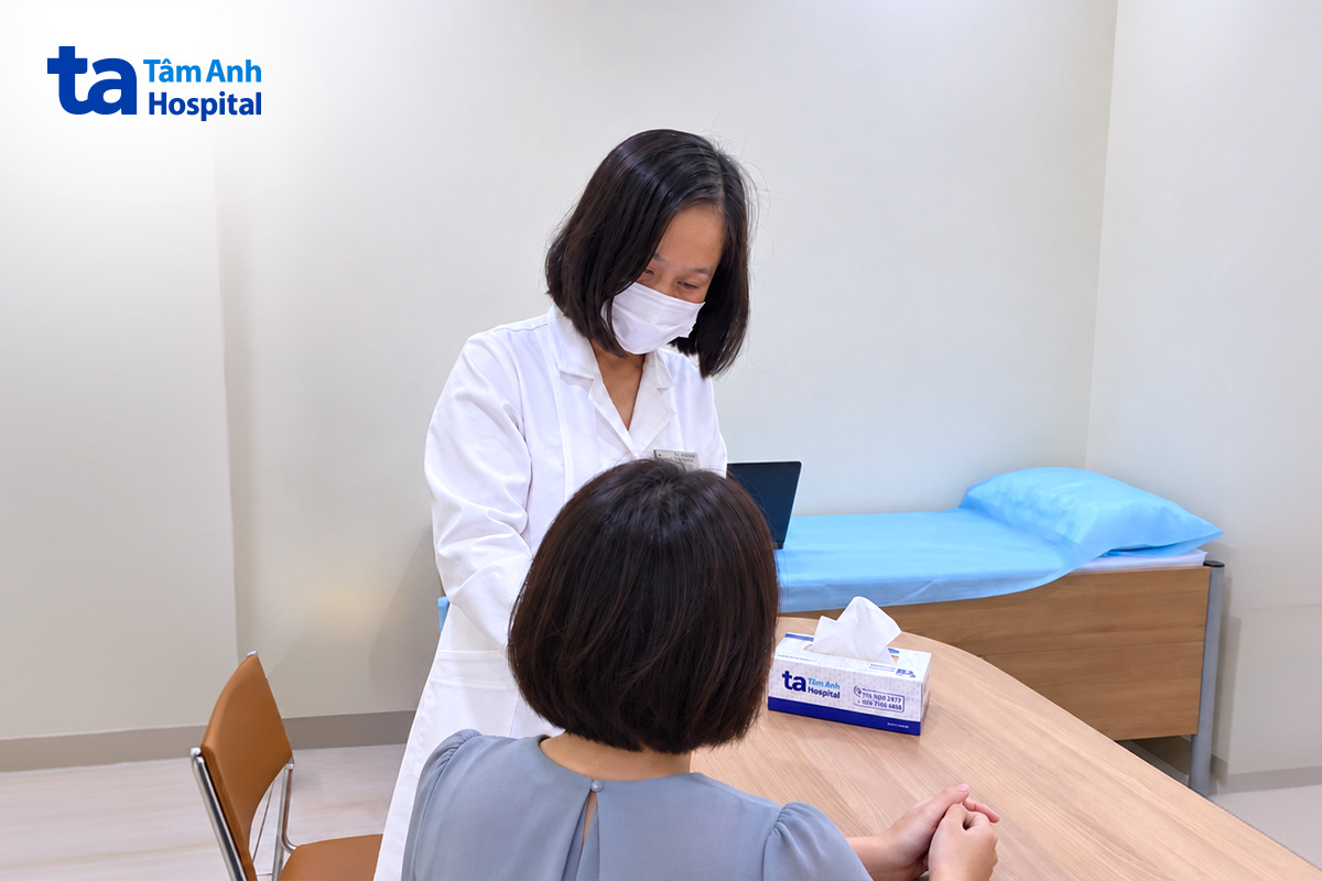 bác sĩ hồng tư vấn cho người bệnh