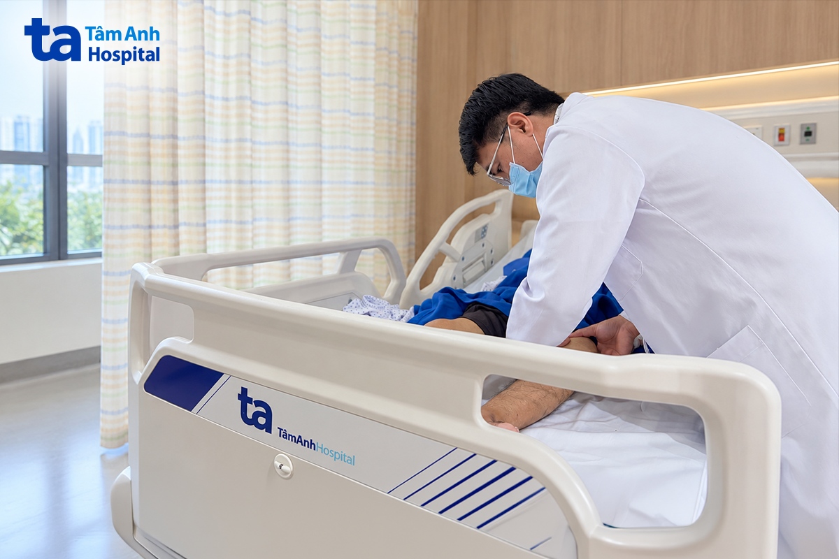 Bác sĩ khám cho người bệnh khi điều trị nội trú tại khoa Nội Tổng hợp
