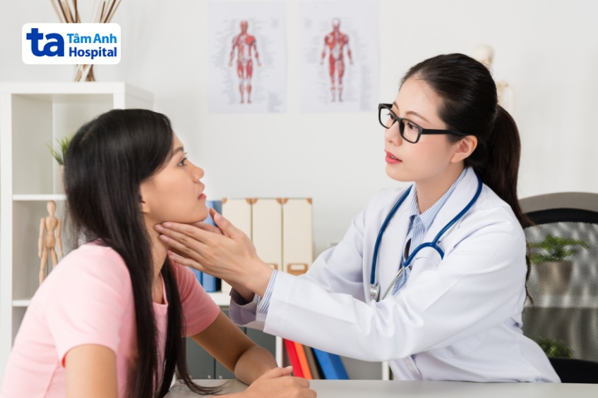 Bác sĩ sờ nắn khám vùng hàm cho bệnh nhân nữ tại phòng khám