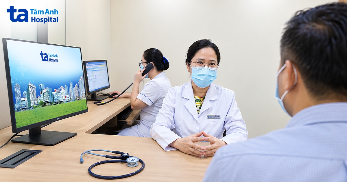 bác sĩ khuê khám cho người bệnh trước khi nhập viện