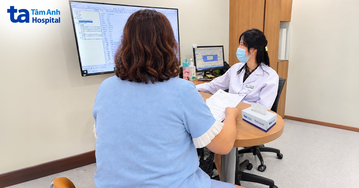 bác sĩ kiểm tra các kết quả xét nghiệm của bệnh nhân
