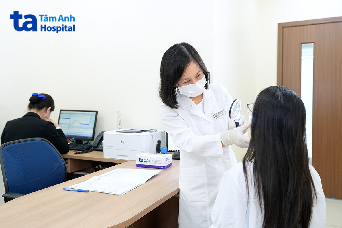 bác sĩ kiểm tra lông mày của khách hàng
