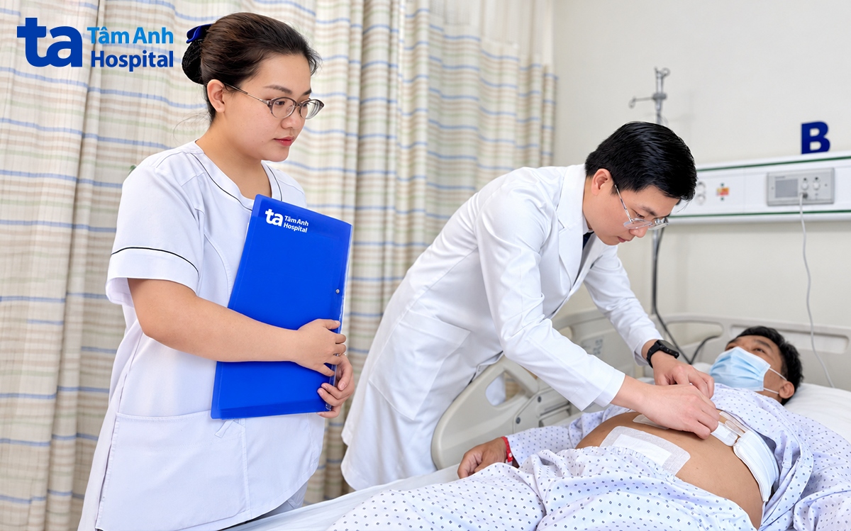 bác sĩ kiểm tra vết mổ cho ông Trọng