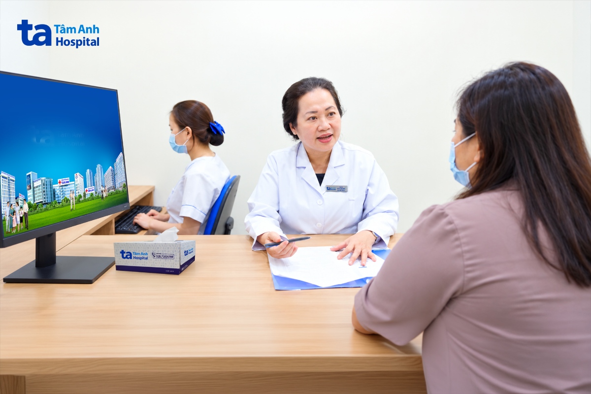 Bác sĩ Kim Anh tư vấn cho người bệnh về cải thiện lối sống, thăm khám sức khỏe định kỳ