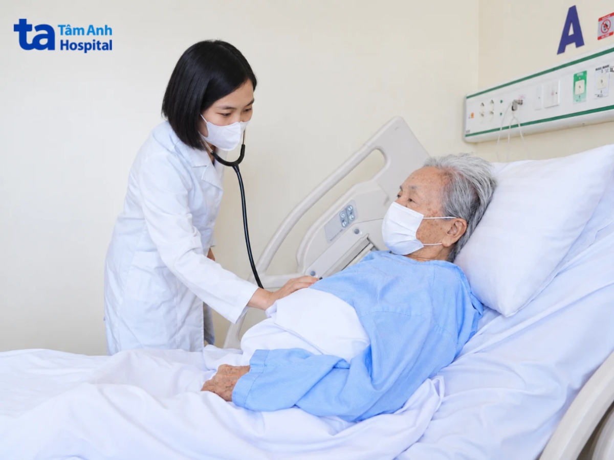 bác sĩ lan đang thăm khám cho người bệnh