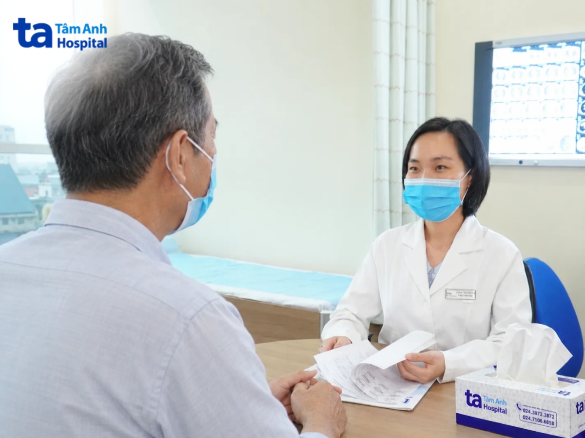 bác sĩ lan hướng dẫn người nhà bệnh nhân