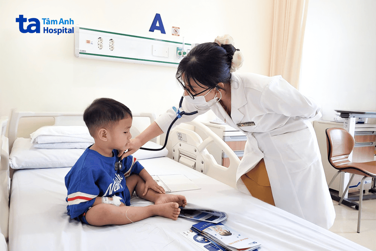 bác sĩ linh đang khám lại cho bé sơn trước khi trẻ xuất viện