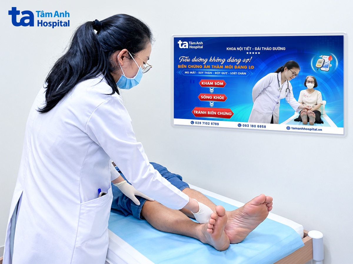 bác sĩ linh kiểm tra tình trạng chân của ông bảo