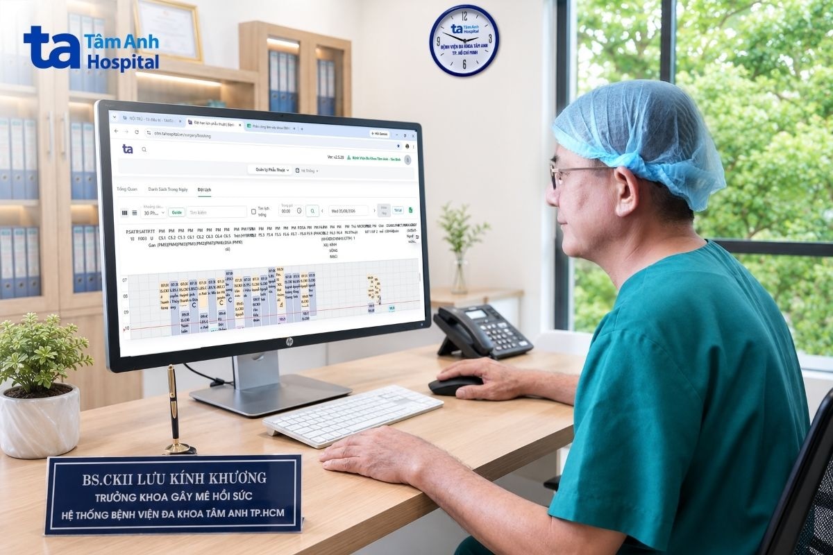 BS.CKII Lưu Kính Khương xem lịch phẫu thuật trên máy tính