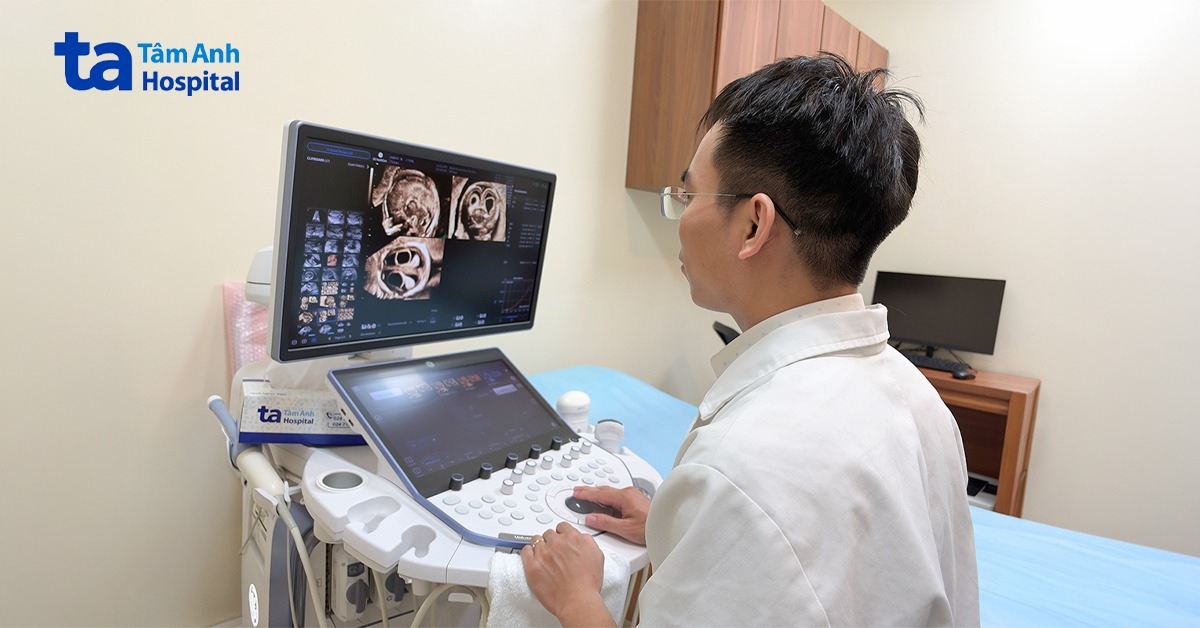 bác sĩ nam đang xem hình ảnh siêu âm của người bệnh