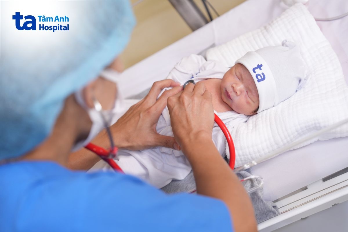 Bác Sĩ Dùng Ống Nghe Kiểm Tra Tim Phổi Cho Trẻ Sinh Non