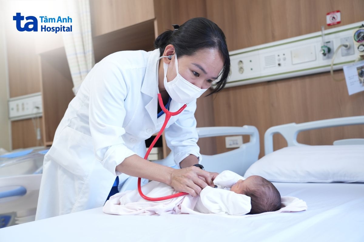 Bác Sĩ Dùng Ống Nghe Khám Tim Phổi Cho Trẻ Sinh Non
