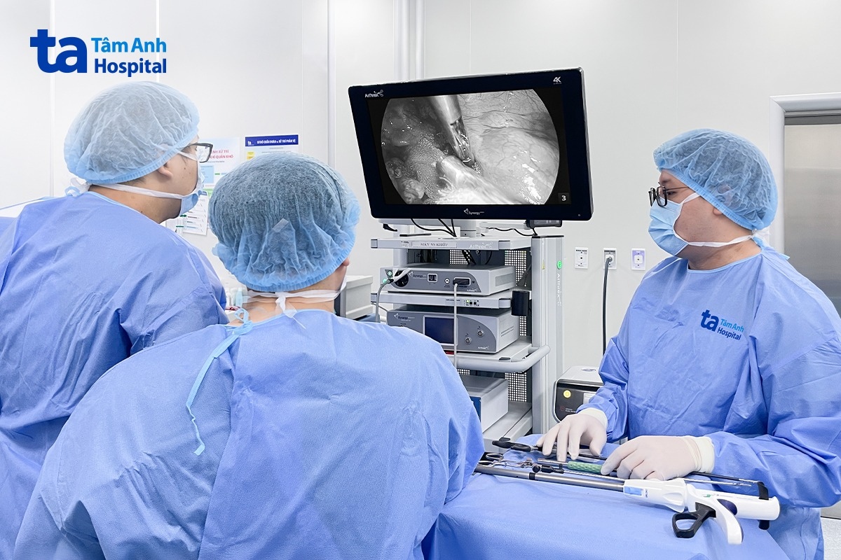 Bác sĩ Nghĩa (bên trái) phẫu thuật nội soi cắt nốt phổi cho người bệnh