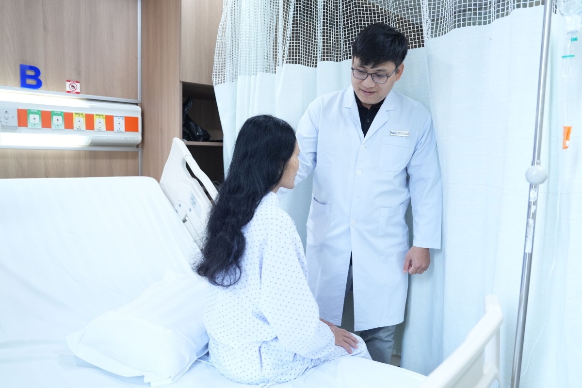 Bác sĩ Nghĩa kiểm tra sức khỏe bệnh nhân trước khi xuất viện